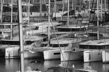 İtalya, Sicilya, Akdeniz, Marina di Ragusa (Ragusa Eyaleti); 3 Mart 2025, limanda katamaran yelkenli tekneleri - EDITORIAL