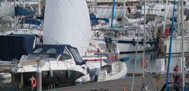 İtalya, Sicilya, Akdeniz, Marina di Ragusa (Ragusa ili); 4 Mart 2025, limanda lüks yatlar - EDITORIAL