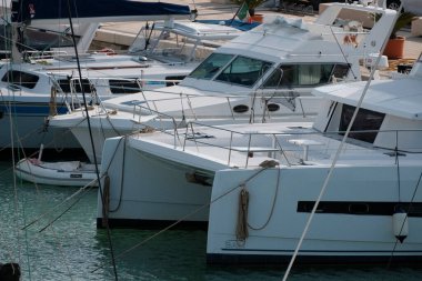 İtalya, Sicilya, Akdeniz, Marina di Ragusa (Ragusa ili); 5 Mart 2025, limanda lüks yatlar - EDITORIAL