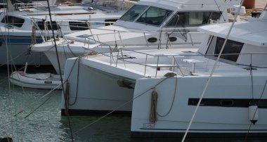 İtalya, Sicilya, Akdeniz, Marina di Ragusa (Ragusa ili); 5 Mart 2025, limanda lüks yatlar - EDITORIAL