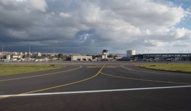 İtalya, Sicilya; Catania Uluslararası Havalimanı; havaalanının panoramik manzarası