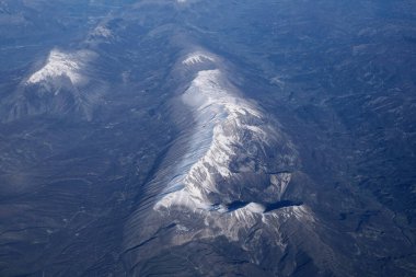 Bulgaristan ve İspanya 'nın karlı dağlarının havadan görünüşü