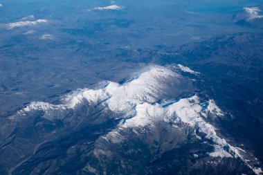 Bulgaristan ve İspanya 'nın karlı dağlarının havadan görünüşü