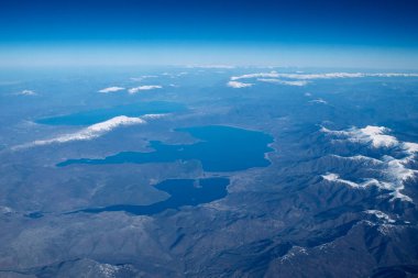 Bulgaristan, karlı ve göllü Bulgar dağlarının havadan görünüşü