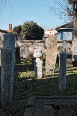 Türkiye, Edirne, Gazi Mihal Camii 'nin bahçesindeki mezarlar