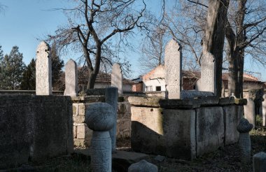 Türkiye, Edirne, Gazi Mihal Camii 'nin bahçesindeki mezarlar