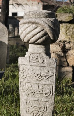 Türkiye, Edirne, Gazi Mihal Camii 'nin bahçesindeki mezarlar