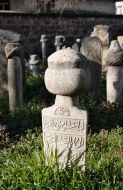 Türkiye, Edirne, Gazi Mihal Camii 'nin bahçesindeki mezarlar