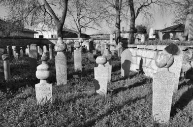 Türkiye, Edirne, Gazi Mihal Camii 'nin bahçesindeki mezarlar