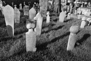 Türkiye, Edirne, Gazi Mihal Camii 'nin bahçesindeki mezarlar