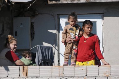 Türkiye, Edirne, 7 Mart 2025, ROM ailesi şehrin Menzilahir bölgesinde - EDITORIAL