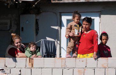 Türkiye, Edirne, 7 Mart 2025, ROM ailesi şehrin Menzilahir bölgesinde - EDITORIAL