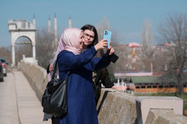 Türkiye, Edirne; 7 Mart 2025, Meric köprüsünde Türkçe kadınlar - EDITORIAL