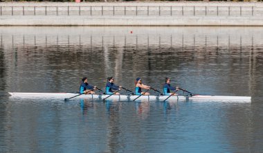 Türkiye, Edirne; 7 Mart 2025, Meric nehrinde kayak yapan Türk kızlar - EDITORIAL
