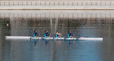 Türkiye, Edirne; 7 Mart 2025, Meric nehrinde kayak yapan Türk kızlar - EDITORIAL