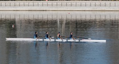 Türkiye, Edirne; 7 Mart 2025, Meric nehrinde kayak yapan Türk kızlar - EDITORIAL