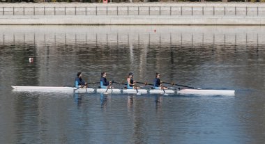 Türkiye, Edirne; 7 Mart 2025, Meric nehrinde kayak yapan Türk kızlar - EDITORIAL
