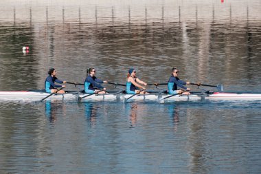 Türkiye, Edirne; 7 Mart 2025, Meric nehrinde kayak yapan Türk kızlar - EDITORIAL
