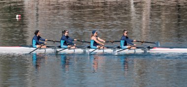 Türkiye, Edirne; 7 Mart 2025, Meric nehrinde kayak yapan Türk kızlar - EDITORIAL