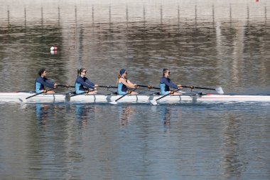 Türkiye, Edirne; 7 Mart 2025, Meric nehrinde kayak yapan Türk kızlar - EDITORIAL