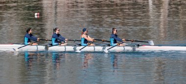 Türkiye, Edirne; 7 Mart 2025, Meric nehrinde kayak yapan Türk kızlar - EDITORIAL