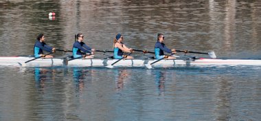 Türkiye, Edirne; 7 Mart 2025, Meric nehrinde kayak yapan Türk kızlar - EDITORIAL