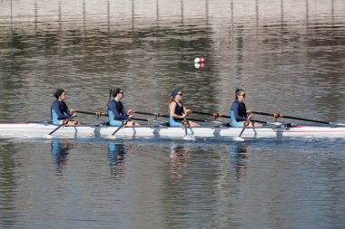 Türkiye, Edirne; 7 Mart 2025, Meric nehrinde kayak yapan Türk kızlar - EDITORIAL