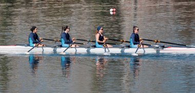 Türkiye, Edirne; 7 Mart 2025, Meric nehrinde kayak yapan Türk kızlar - EDITORIAL