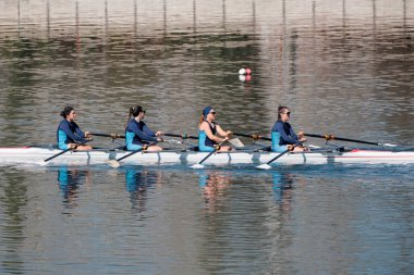 Türkiye, Edirne; 7 Mart 2025, Meric nehrinde kayak yapan Türk kızlar - EDITORIAL