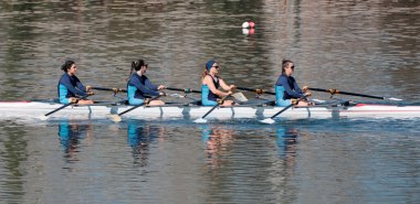 Türkiye, Edirne; 7 Mart 2025, Meric nehrinde kayak yapan Türk kızlar - EDITORIAL