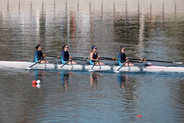 Türkiye, Edirne; 7 Mart 2025, Meric nehrinde kayak yapan Türk kızlar - EDITORIAL