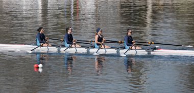 Türkiye, Edirne; 7 Mart 2025, Meric nehrinde kayak yapan Türk kızlar - EDITORIAL