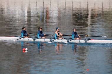 Türkiye, Edirne; 7 Mart 2025, Meric nehrinde kayak yapan Türk kızlar - EDITORIAL