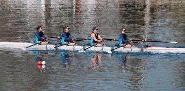 Türkiye, Edirne; 7 Mart 2025, Meric nehrinde kayak yapan Türk kızlar - EDITORIAL
