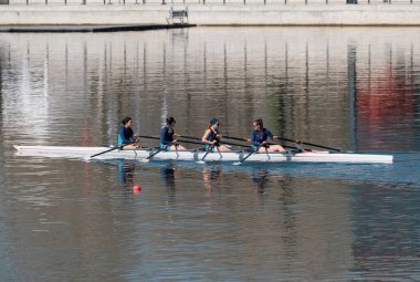 Türkiye, Edirne; 7 Mart 2025, Meric nehrinde kayak yapan Türk kızlar - EDITORIAL