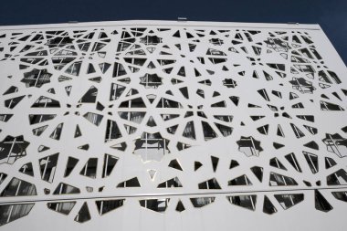 Türkiye, Edirne; şehrin orta kesiminde zarif bir yapı cephesi