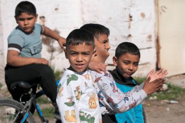 Türkiye, Edirne, 7 Mart 2025, ROM çocukları şehrin Menzilahir bölgesinde bir caddede - EDITORIAL