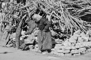 Türkiye, Edirne, 7 Mart 2025, şehrin Menzilahir bölgesinde ROM kadını - EDITORIAL