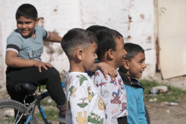 Türkiye, Edirne, 7 Mart 2025, ROM çocukları şehrin Menzilahir bölgesinde bir caddede - EDITORIAL