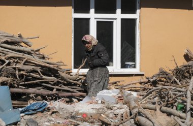 Türkiye, Edirne, 07 Mart 2025, şehrin Menzilahir bölgesinde ROM kadını - EDITORIAL