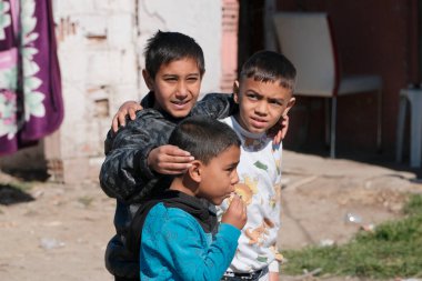 Türkiye, Edirne, 7 Mart 2025, ROM çocukları şehrin Menzilahir bölgesinde bir caddede - EDITORIAL