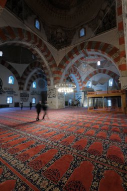 Türkiye, Edirne, eski caminin içindeki insanlar (Eski Camii)