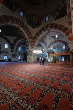 Türkiye, Edirne, eski caminin içindeki insanlar (Eski Camii)