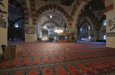 Türkiye, Edirne, eski caminin içindeki insanlar (Eski Camii)