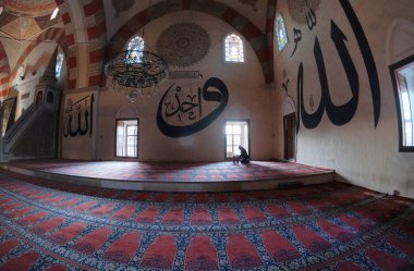 Türkiye, Edirne, eski caminin içindeki insanlar (Eski Camii)