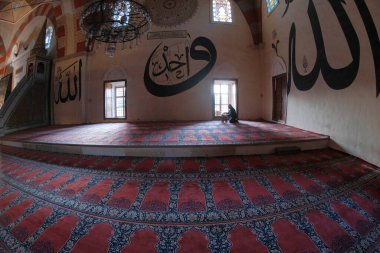 Türkiye, Edirne, eski caminin içindeki insanlar (Eski Camii)