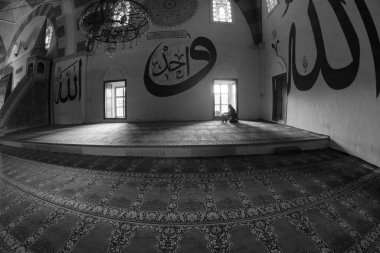 Türkiye, Edirne, eski caminin içindeki insanlar (Eski Camii)