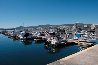 Yunanistan, Kavala, 8 Mart 2025, şehrin ve limanın panoramik manzarası - EDITORIAL