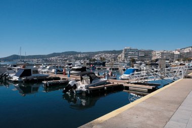 Yunanistan, Kavala, 8 Mart 2025, şehrin ve limanın panoramik manzarası - EDITORIAL