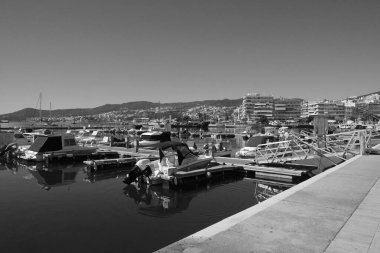 Yunanistan, Kavala, 8 Mart 2025, şehrin ve limanın panoramik manzarası - EDITORIAL